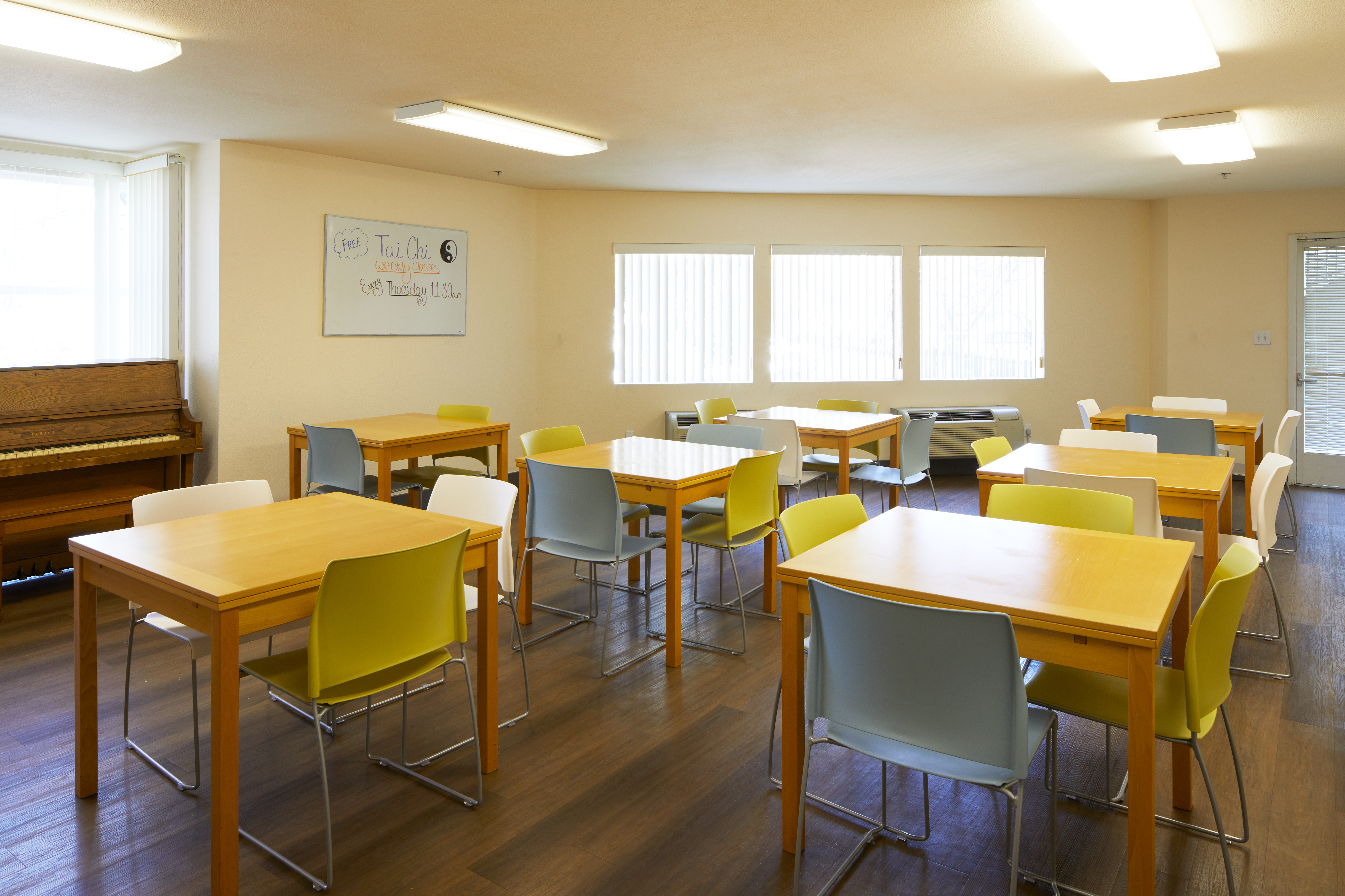 Image of the common room equipped with tables and chairs