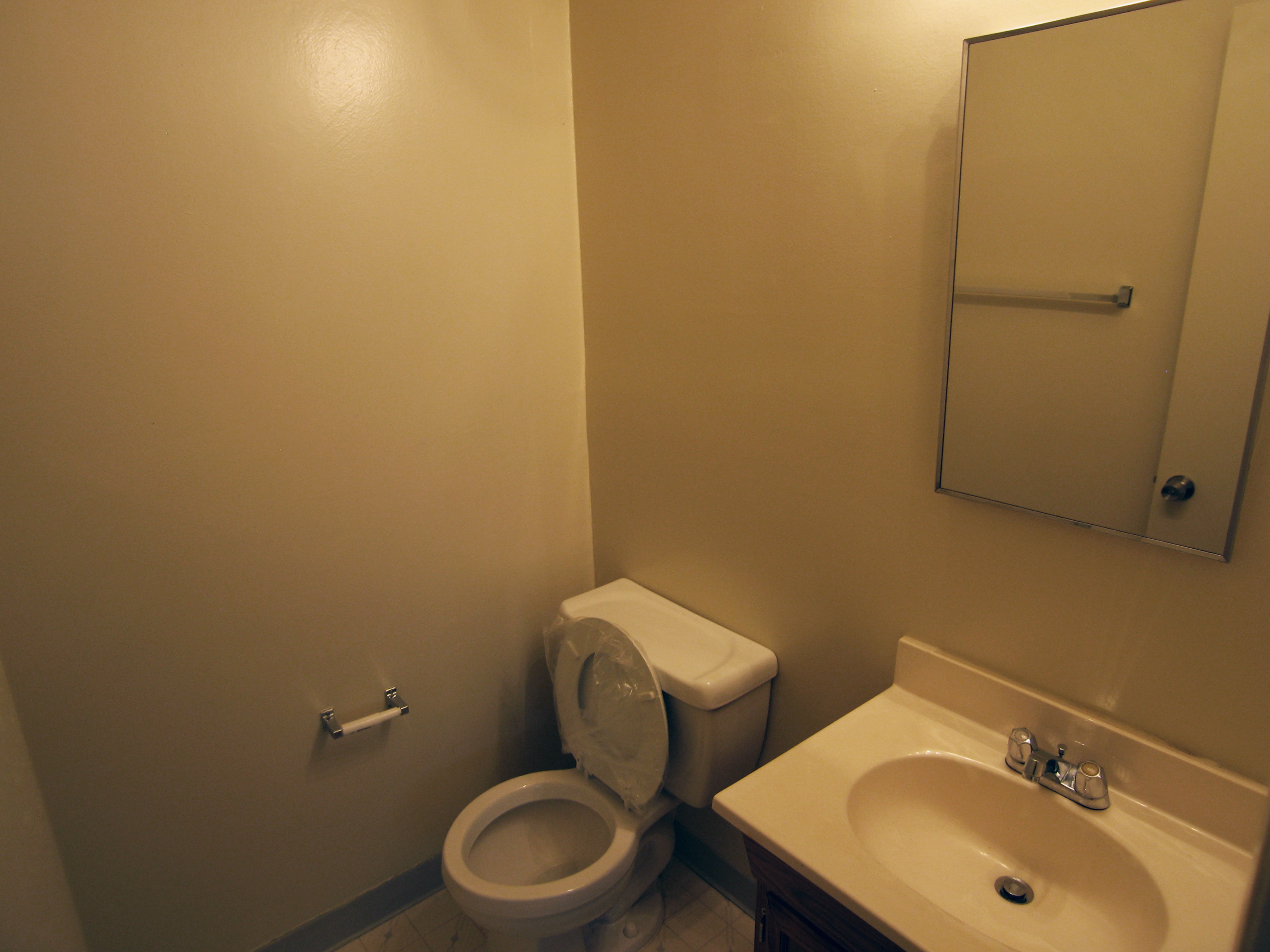 Image of the apartment half bathroom
