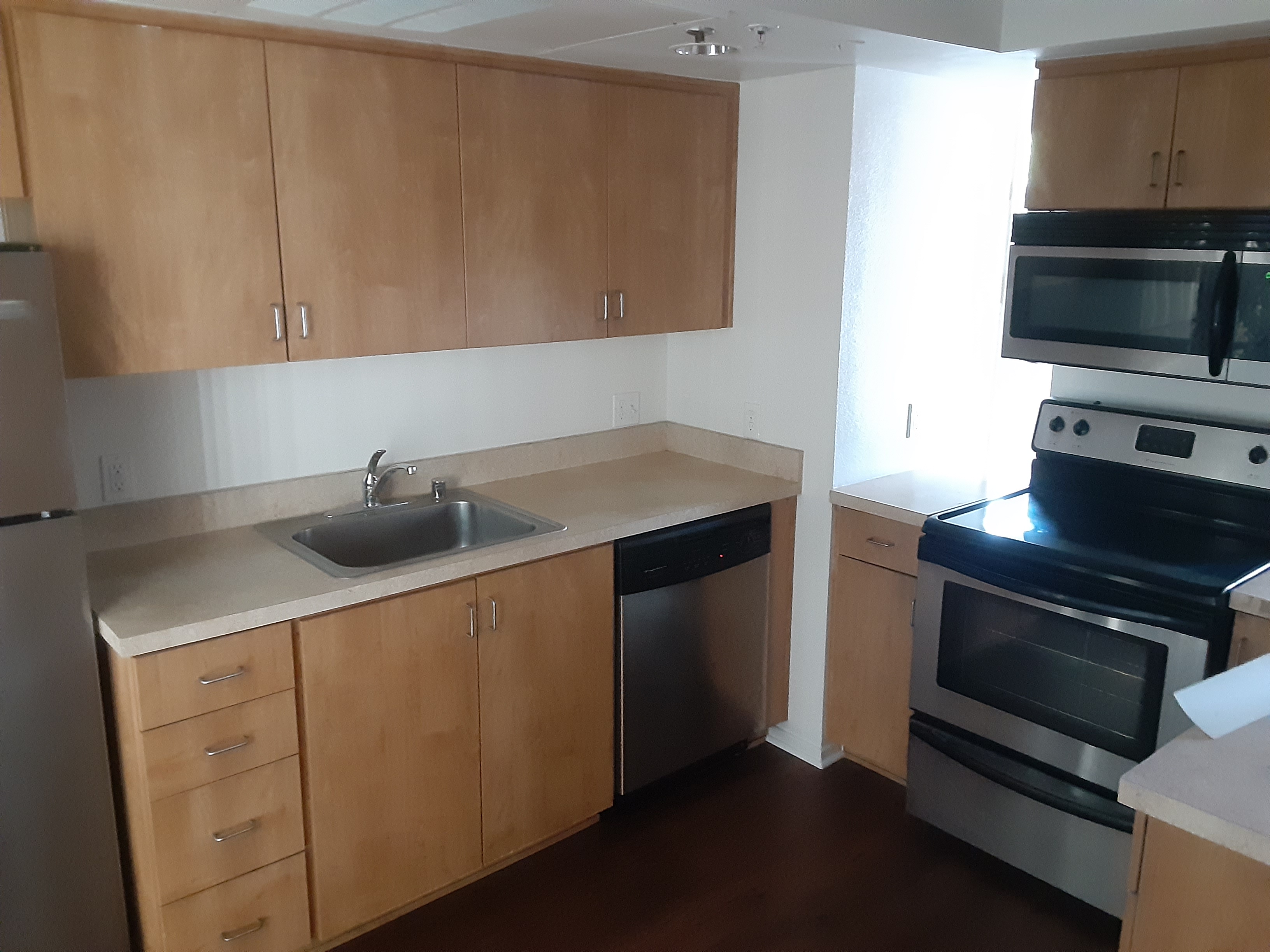 Kitchen - Stove, dishwasher, microwave included
