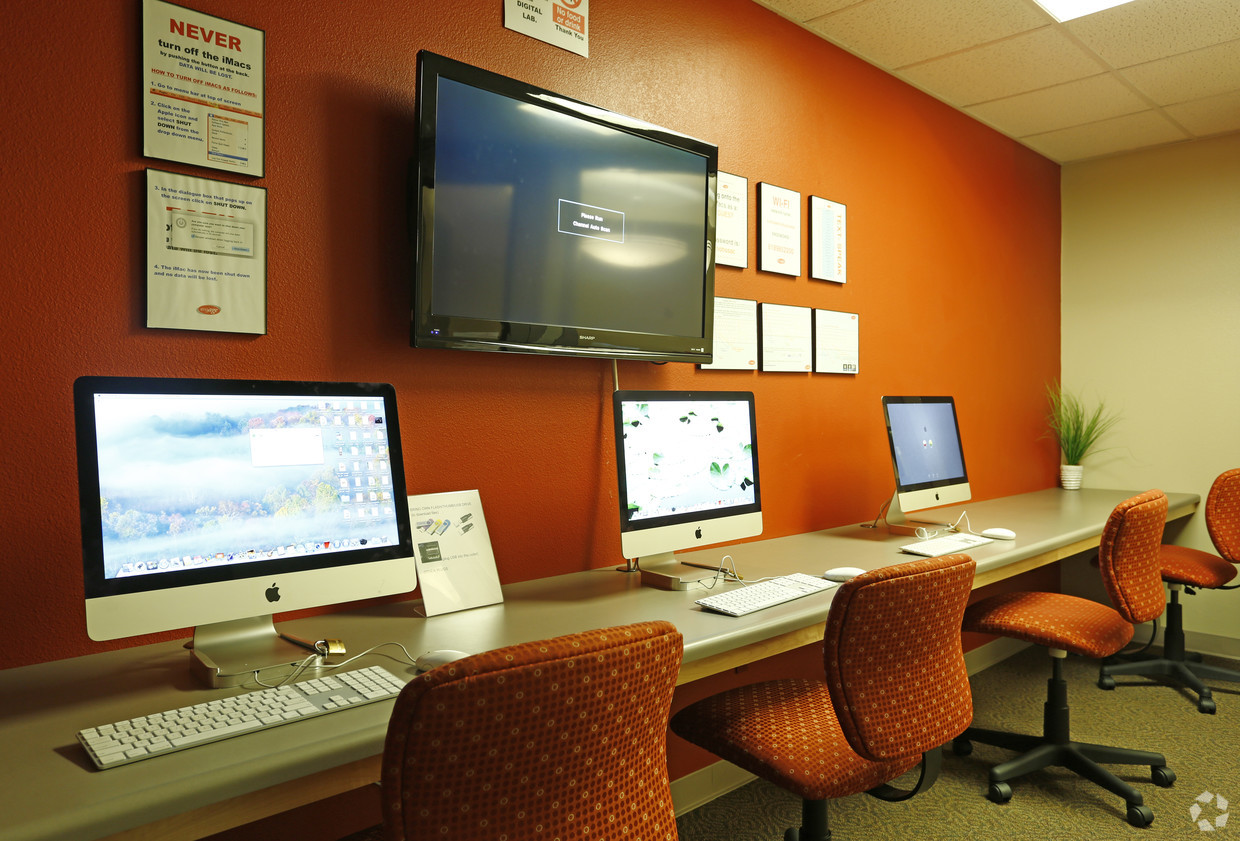Image of the computer room equipped with three Macintosh