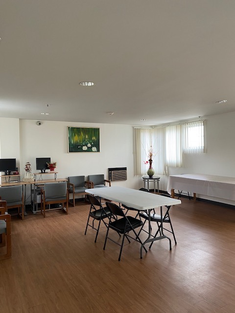 Image of the common room equipped with chairs and tables