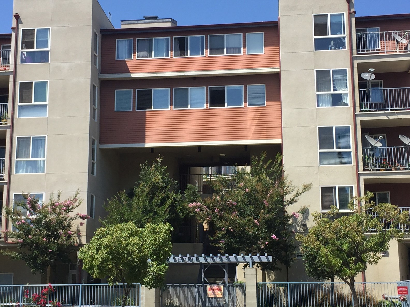 Street view of a four floor apartment building